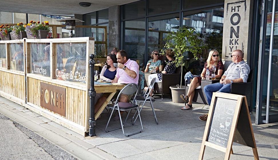 People dining outside Honky Tonk Wine Library